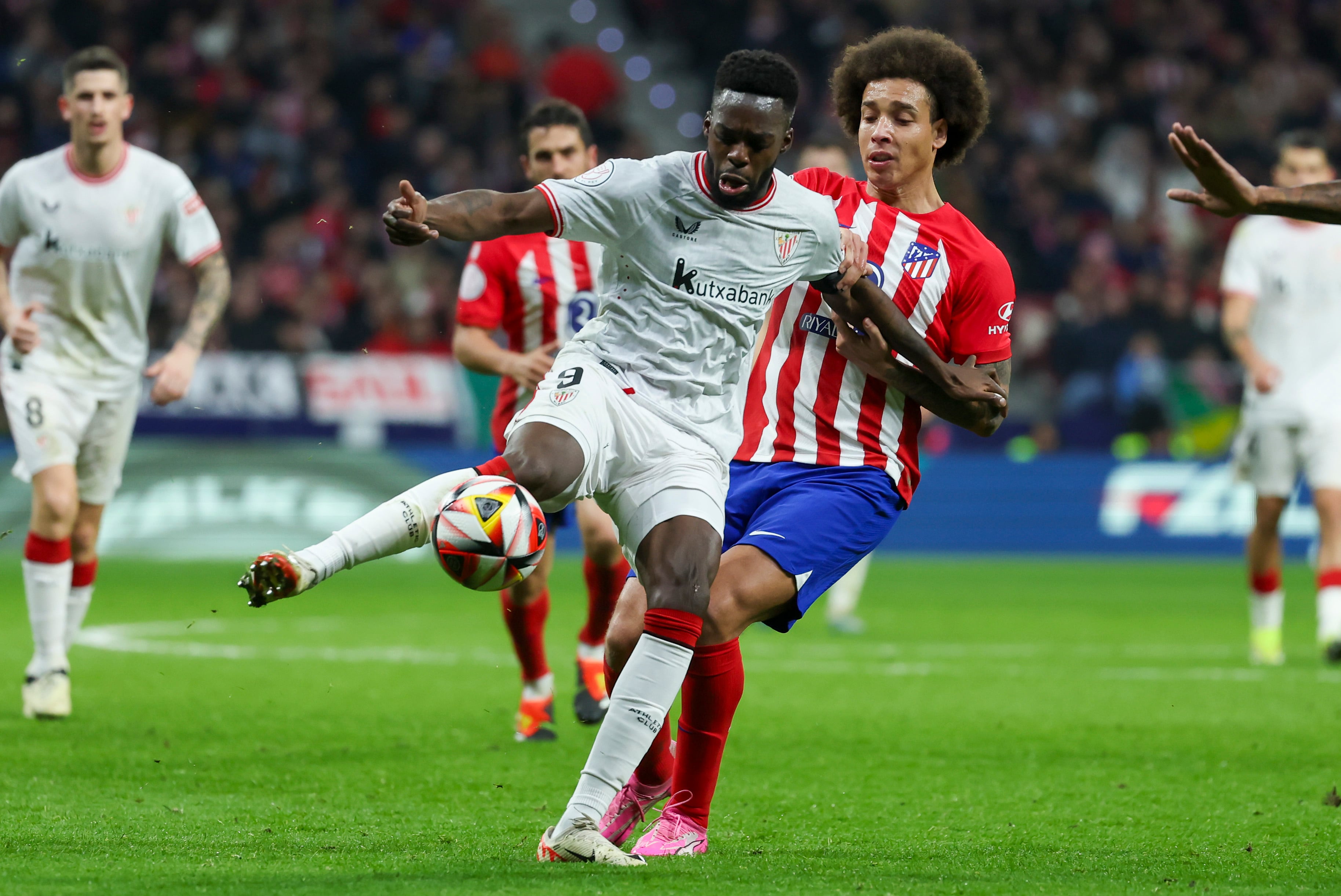 Iñaki Williams juega un balón ante Axel Witsel, del Atlético, durante el partido de ida de la Copa del Rey que Atlético de Madrid y Athletic Club de Bilbao disputaron en el estadio Metropolitano