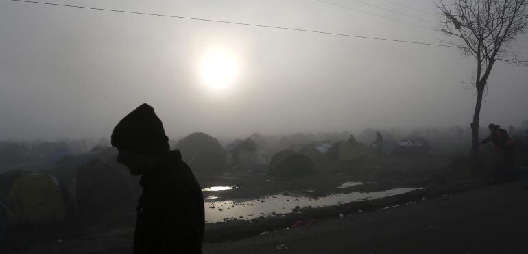 Un manto de niebla cubre las tiendas de campaña de los miles de refugiados y migrantes que permanecen en el campamento fronterizo de Idomeni, en Grecia,11 de marzo de 2016