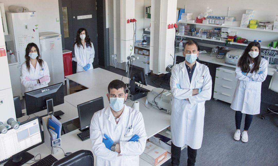 Karina Ausín, Naroa Mendizuri, Joaquín Fernández, Enrique Santamaría y Mercedes Lachén, de Navarrabiomed 