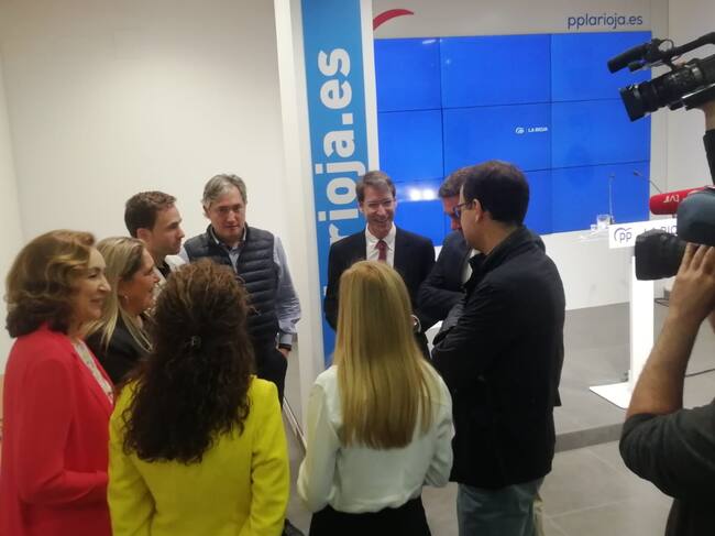 El candidato del PP de La Rioja, Gonzalo Capellán, junto a los miembros de su equipo más estrecho de cara a preparar las elecciones.