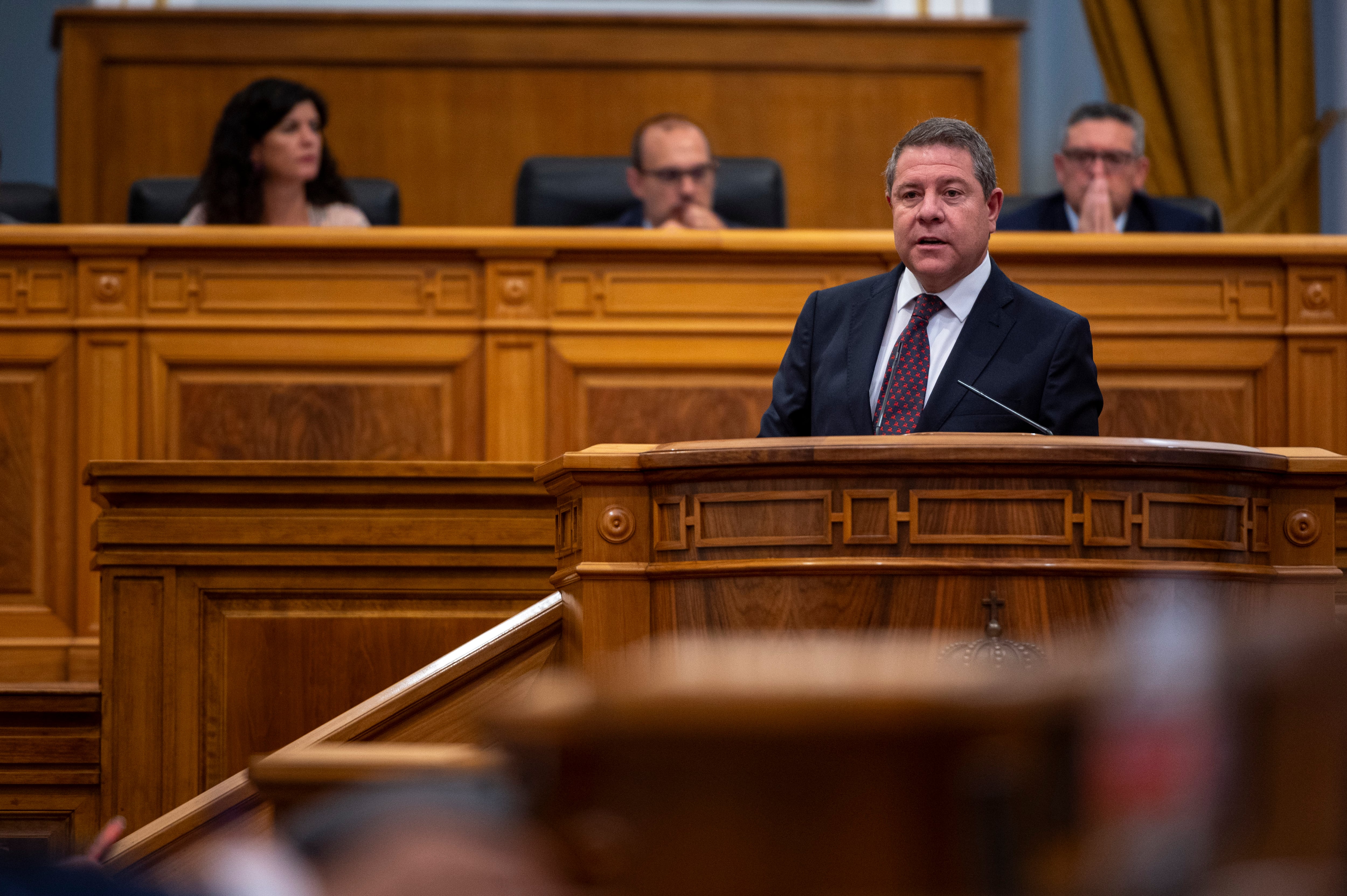 El socialista Emiliano García-Page interviene ante las Cortes regionales durante el debate de investidura como presidente de Castilla-La Mancha