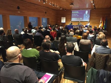 La sala del Espacio Lagares en Logroño llena con el público asistente al programa