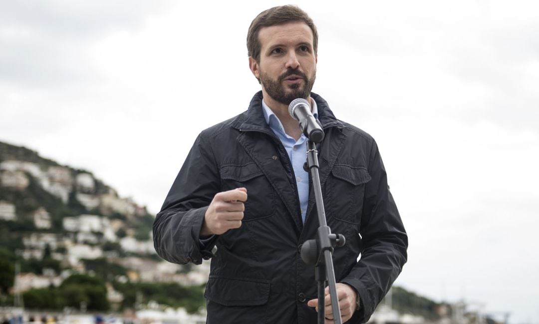 El presidente del PP, Pablo Casado, ofrece una rueda de prensa en la longa de Roses, en Girona.