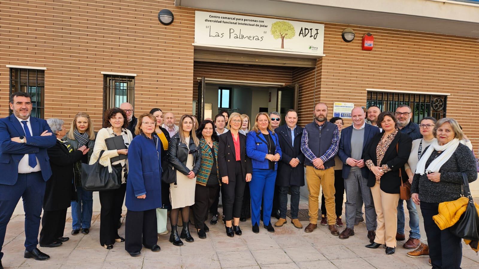 Foto de familia, a las puerta del Centro &#039;Las Palmeras&#039; con autoridades, familiares y miembros de la directiva