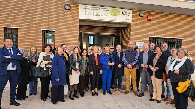 Foto de familia, a las puerta del Centro 'Las Palmeras' con autoridades, familiares y miembros de la directiva