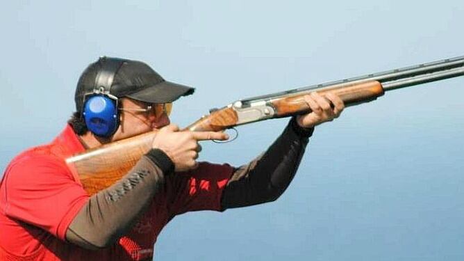 Kako Aranburu apuntando a su objetivo