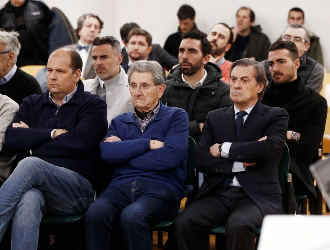 Algunos de los acusados del Caso Osasuna son: primera fila, Jesús Peralta (i), exdirectivo; Juan Pascual (2i), exdirectivo; Miguel Archanco (3i), expresidente; fila de atrás: Antonio Amaya (i), Jordi Figueras (2i) y Xabier Torres (3i), exfutbolistas del Betis