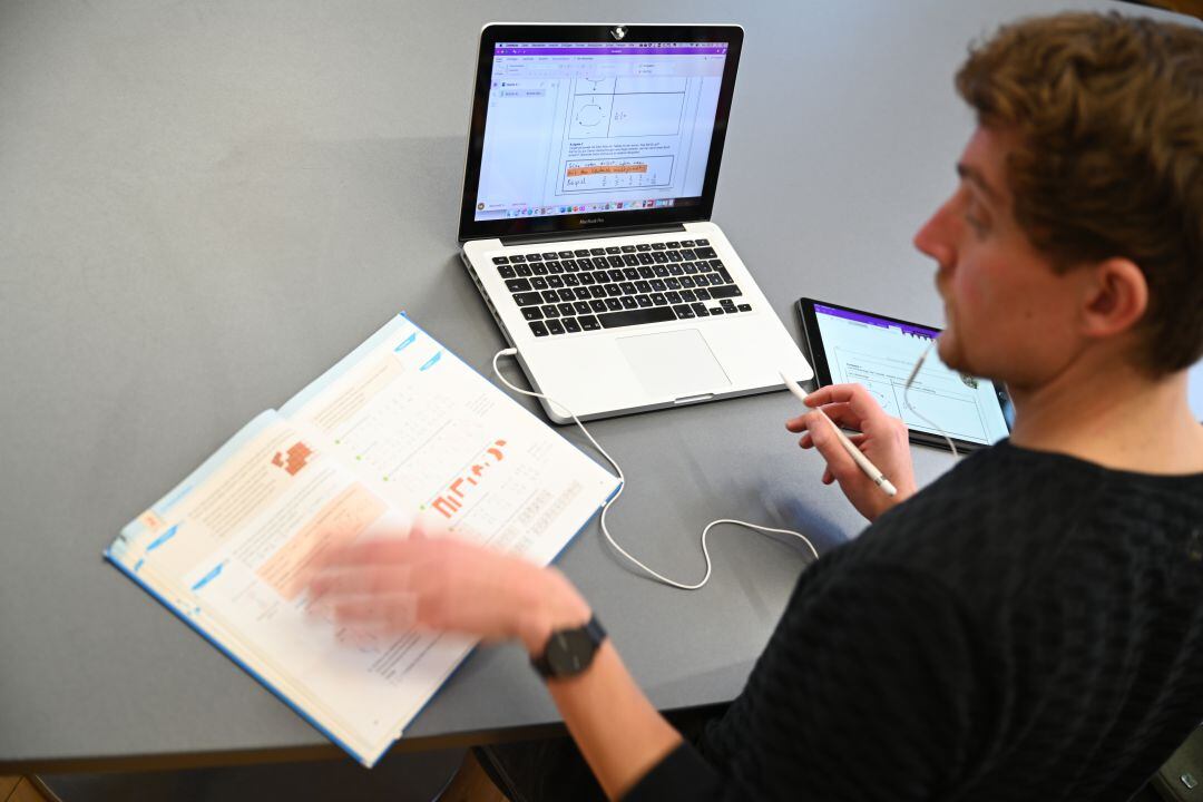 Un jove segueix una classe des de casa