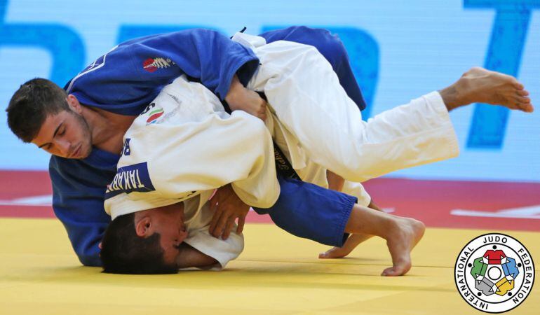 Garrigos (azul) y Takabatake durante una parte del combate por el oro disputado en Abu Dabi