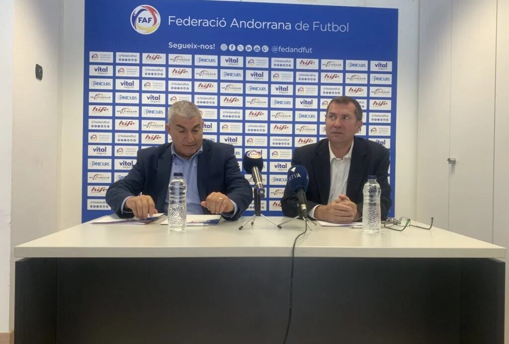 El president de la FAF, Félix Álvarez, i el secretari general, David Rodrigo, en la roda de premsa d&#039;avui a la seu de la federació