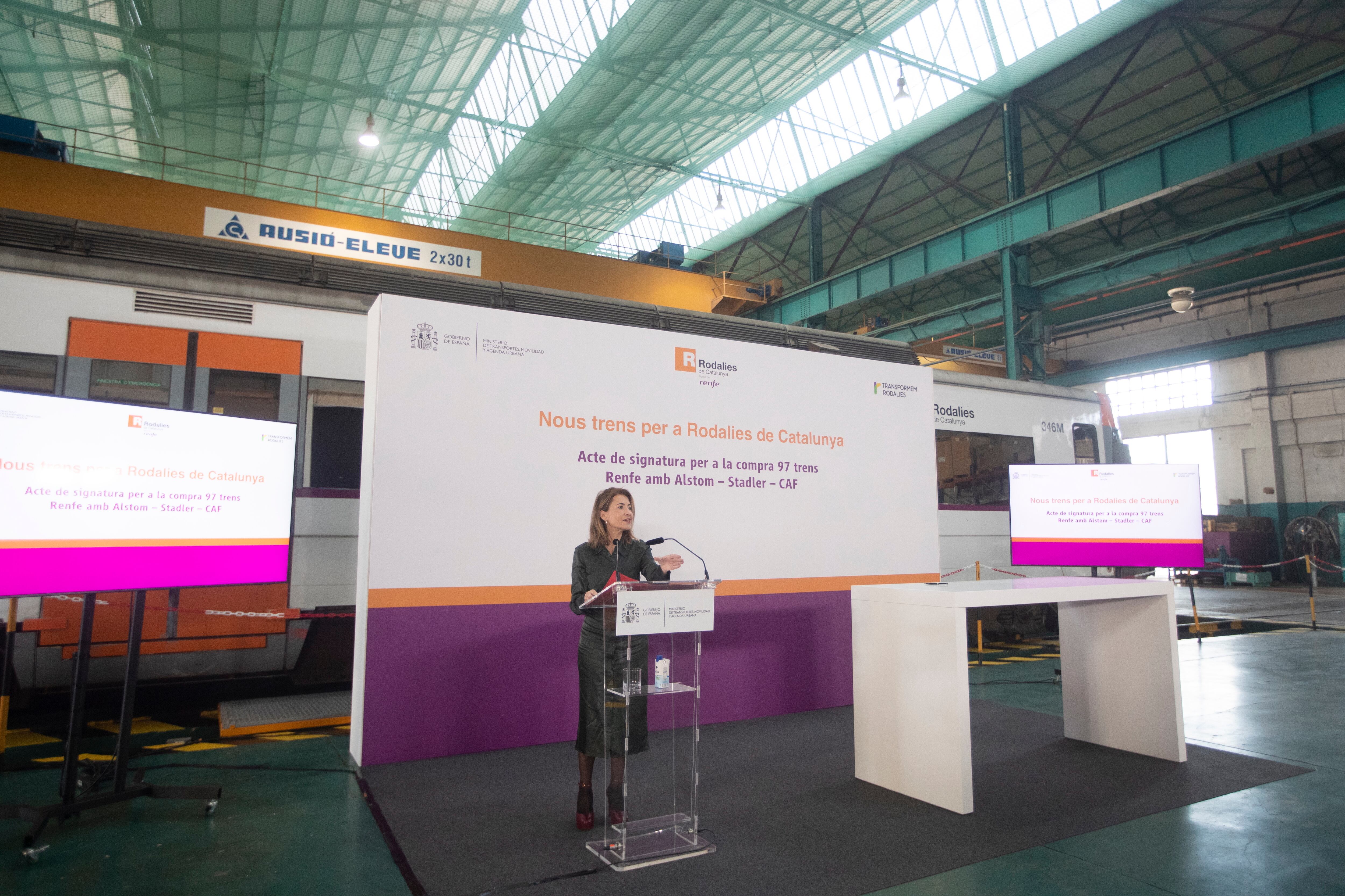 GRAFCAT4232. BARCELONA (ESPAÑA), 15/12/2022.- La ministra de Transportes, Raquel Sánchez, interviene este jueves en el acto de firma entre Renfe, por una parte, y Alstom, Stadler y CAF, por otra, para la compra de trenes para el servicio de Rodalies.EFE/Marta Pérez
