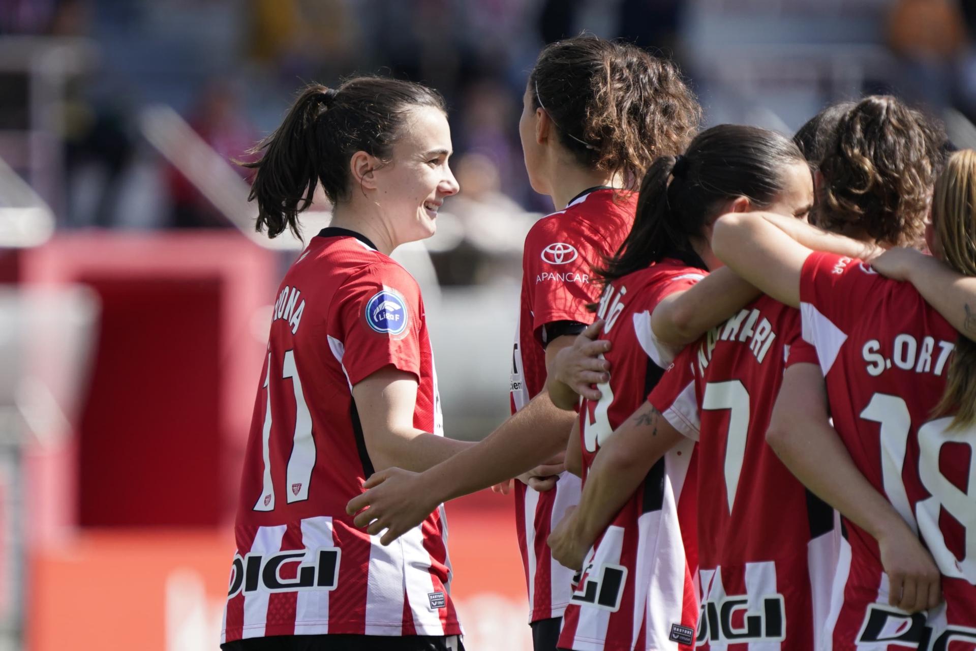La delantera del Athletic, Ane Azkona, celebra uno de los dos goles que logró ante el Deportivo Abanca