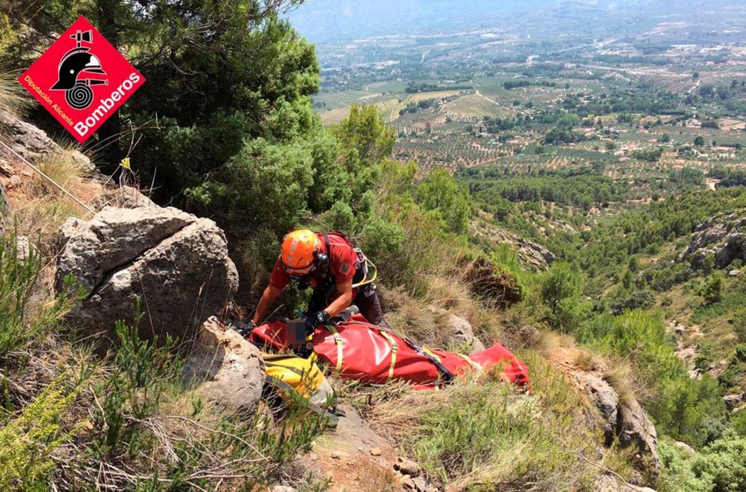 Un bombero inmoviliza al accidentado y lo prepara para ser trasladado en helicóptero