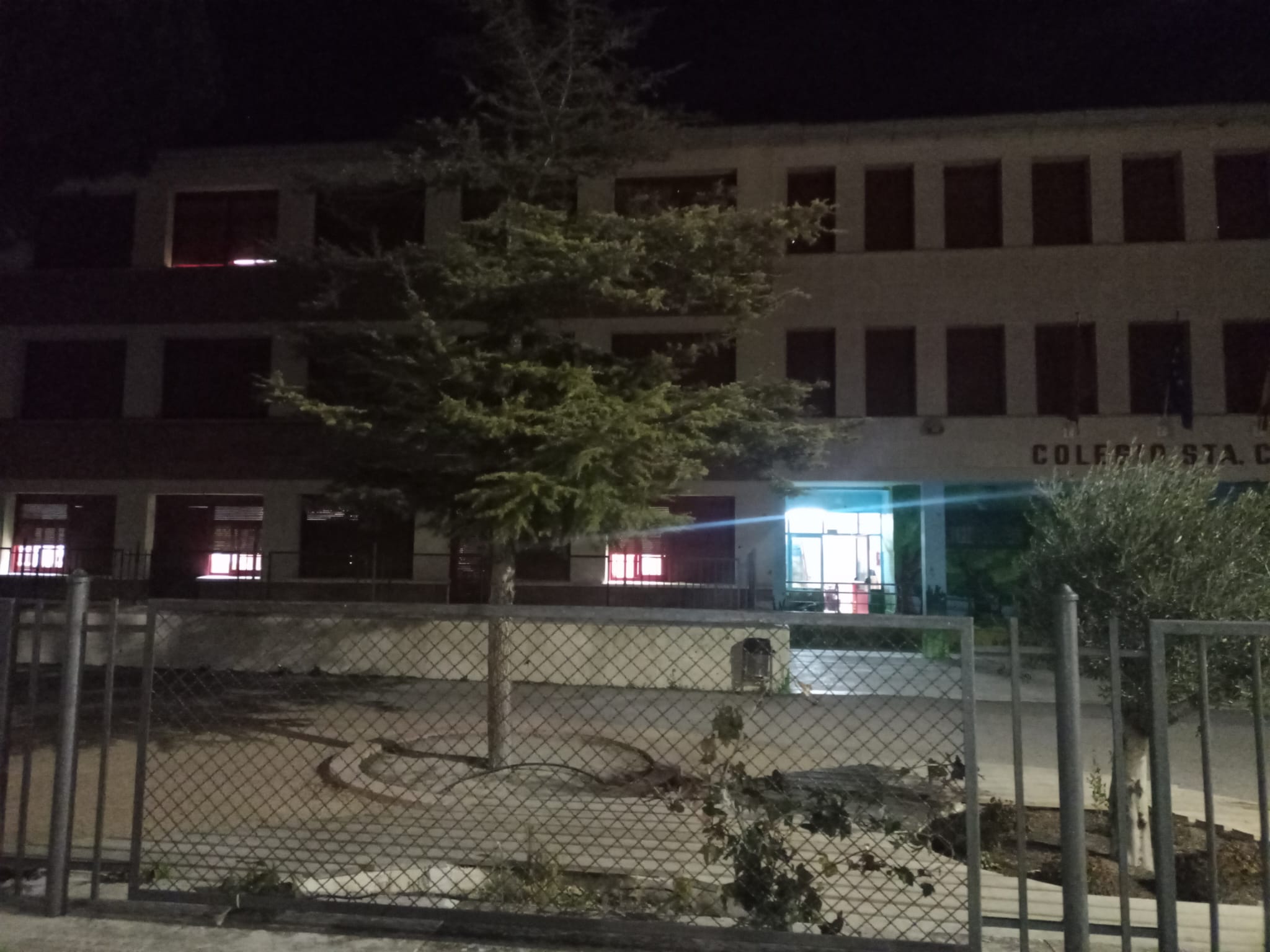 Las luces del CEIP Santa Clara permanecen  encendidas mientras las trabajadoras limpian el centro de Cuéllar