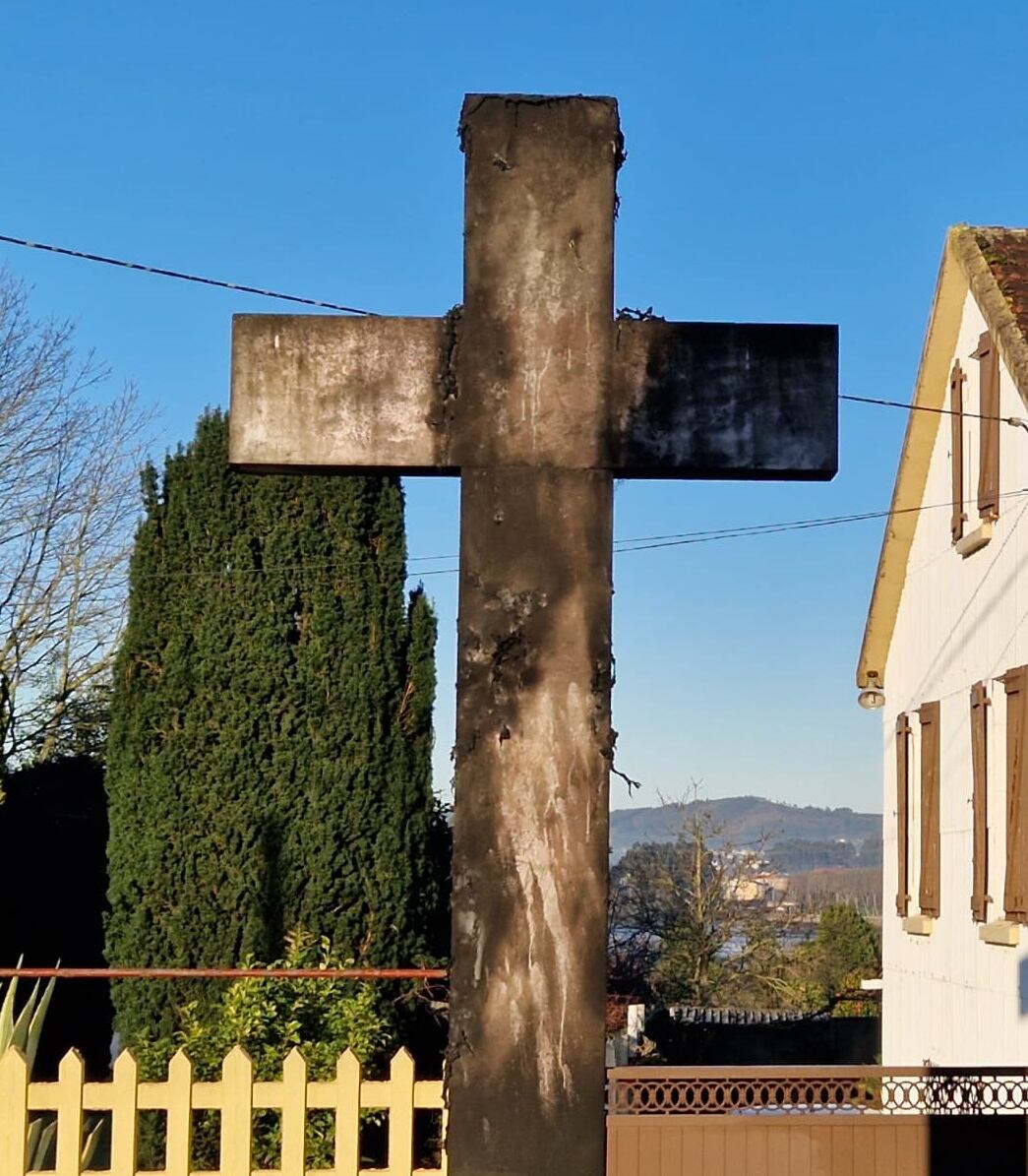 Estado de la Cruz de los Caídos tras el ataque (foto: BNG)