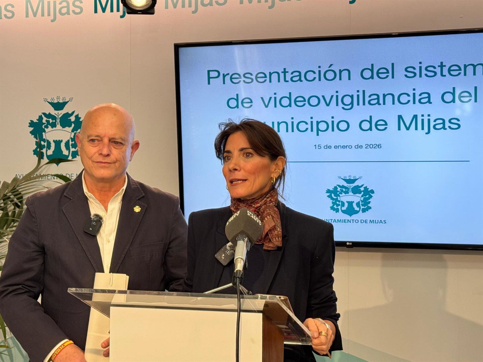 La alcaldesa de Mijas, Ana Mata, y el concejal delegado de Policía Local, Juan Carlos Cuevas, han presentado este jueves este sistema, que cuenta con una partida de 2.182.703 euros más IVA en el presupuesto de 2026