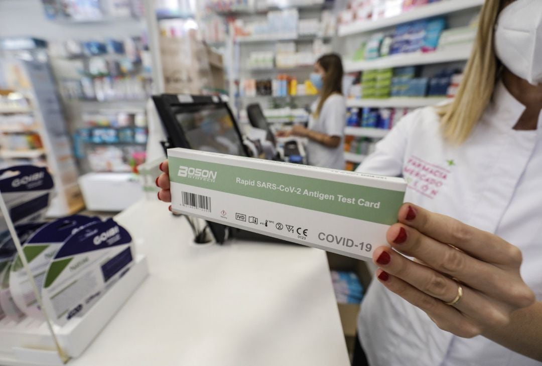 Una caja con test de antígenos contra la COVID-19 en una farmacia.