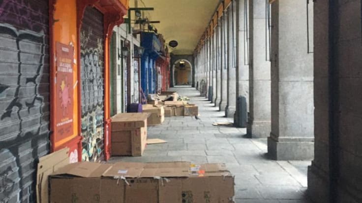 Cientos de personas sin hogar siguen durmiendo en la calle en Madrid