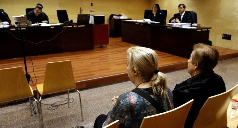 Les dues cuidadores, durant el judici.