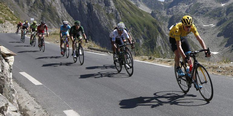 Los favoritos descienden el Tourmalet en la undécima etapa del Tour 2015.