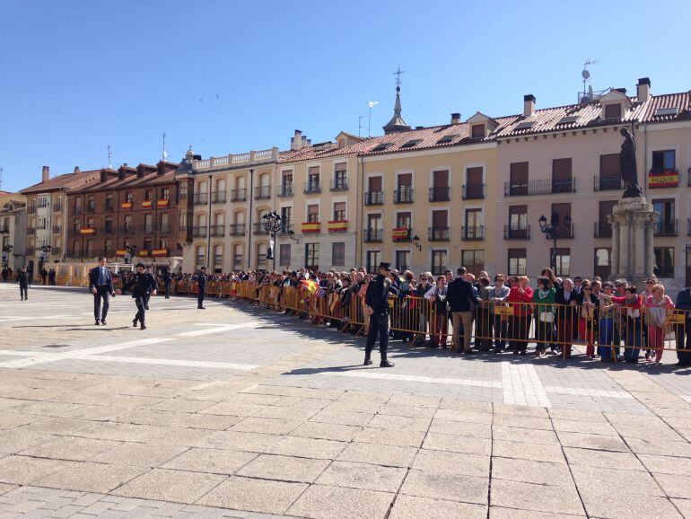 Los entornos de la Catedral comienzan a recibir a los palentinos que esperan la visita de los Reyes