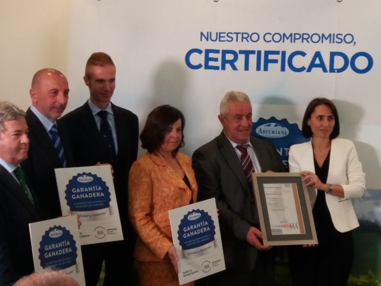 Entrega del &#039;Sello de Garantía Ganadera&#039;, que recoge el presidente de CLAS y CAPSA, Bertino Velasco, en presencia de la consejera de Desarrollo Rural, María Jesús Álvarez, y José Armando Tellado, director general de CAPSA FOOD.