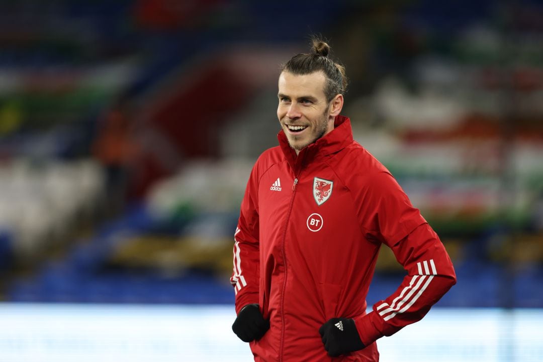 Gareth Bale sonríe con la Selección de Gales