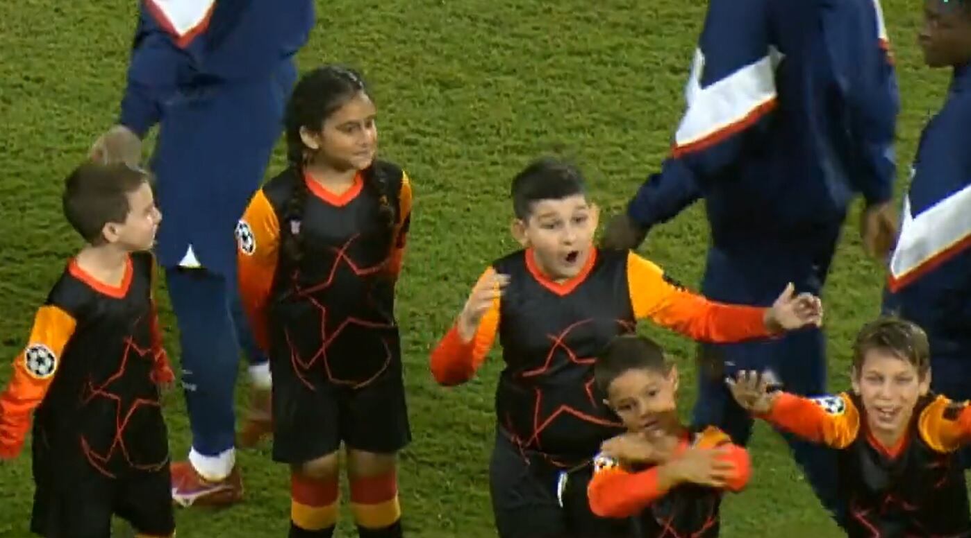 Los niños reaccionan al ver a Messi saltar al campo.