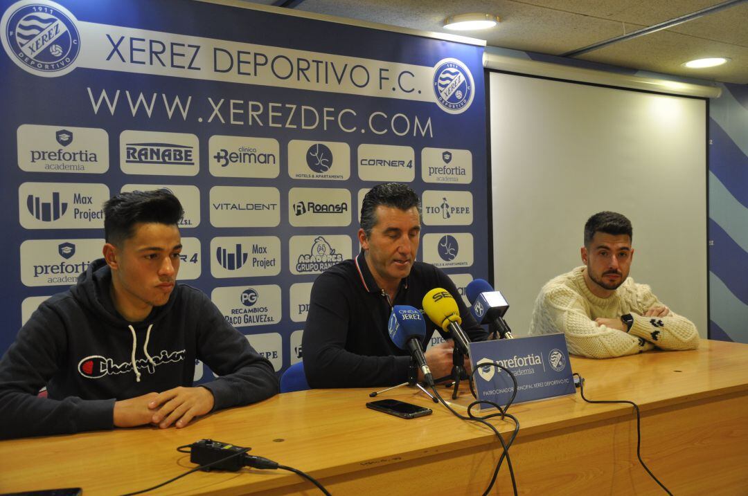 Mika y Valenzuela con Edu Villegas en Chapín