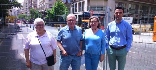 Vecinos y comerciantes debaten sobre las obras del parking de la Plaza de Brujas