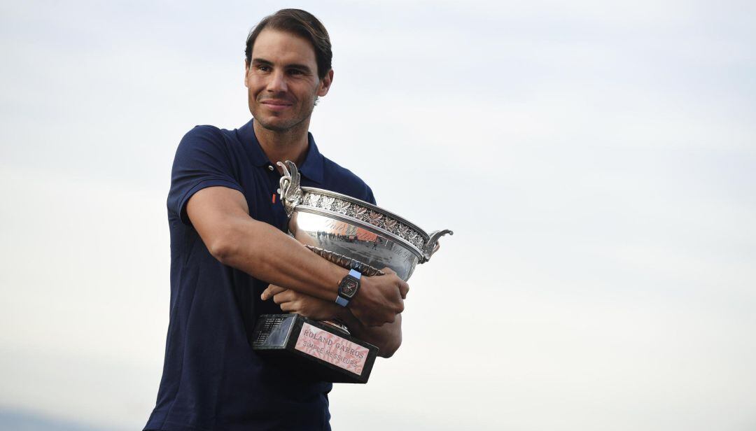 Rafa Nadal, con su trofeo de ganador de Roland Garros.