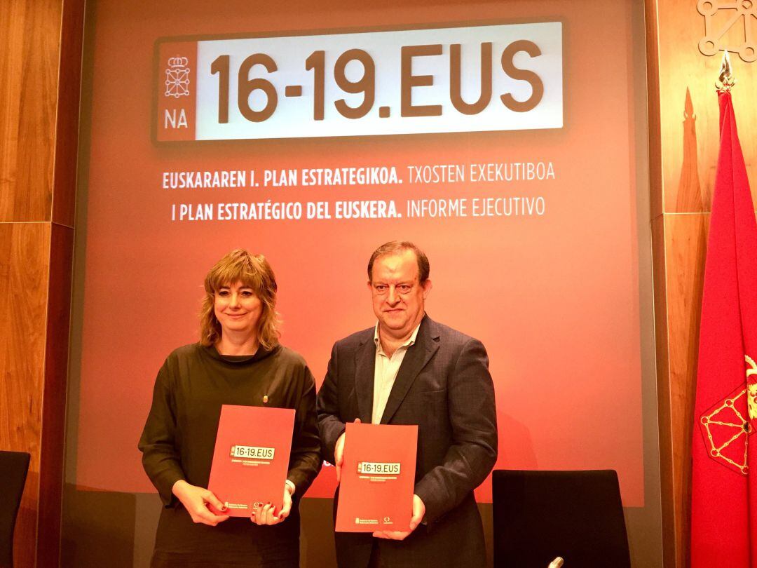 La consejera Ana Ollo y el director gerente de Euskarabidea, Mikel Arregi 
