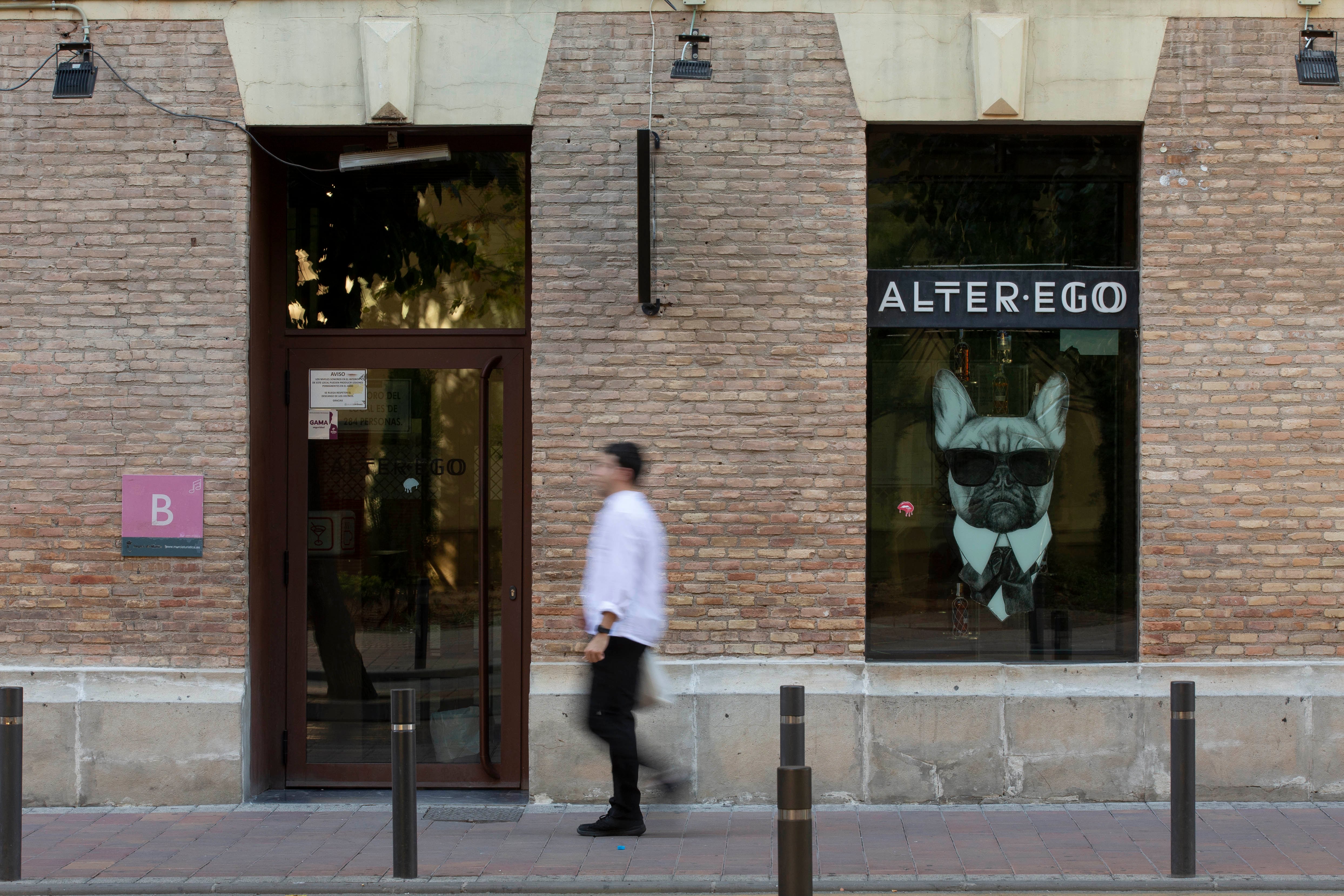 MURCIA, 01/10/2023.- Fachada de un local de ocio de Murcia cerrado este domingo por la tarde. La Federación de Empresarios de la Región de Murcia de Hostelería y Turismo (HoyTú) ha informado este domingo que, como muestra de duelo por la tragedia ocurrida en los locales de ocio de la zona de Atalayas de Murcia esta pasada madrugada, el ocio de la capital al completo ha decretado el cierre de sus establecimientos para la tarde de hoy. EFE/Marcial Guillén
