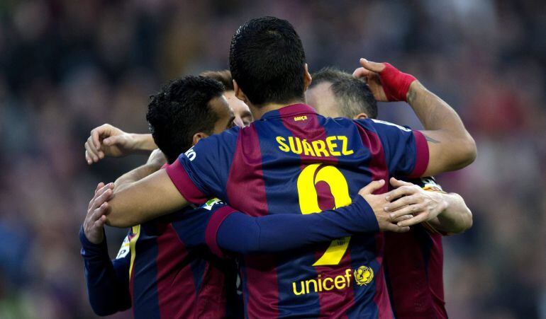 GRA149 BARCELONA, 20/12/2014.- El delantero uruguayo del FC Barcelona Luis Suárez (c) celebra con sus compañeros el gol que ha marcado ante el Córdoba, el segundo del equipo, durante el partido correspondiente a la decimosexta jornada de Liga que disputan en el estadio Camp Nou de Barcelona. EFE/Alejandro García