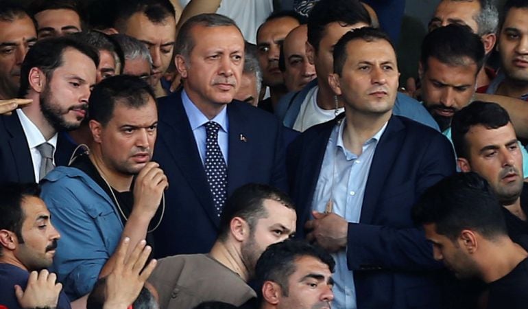 Tayyip Erdogan, entre partidarios en el aeropuerto Ataturk de Estambul.