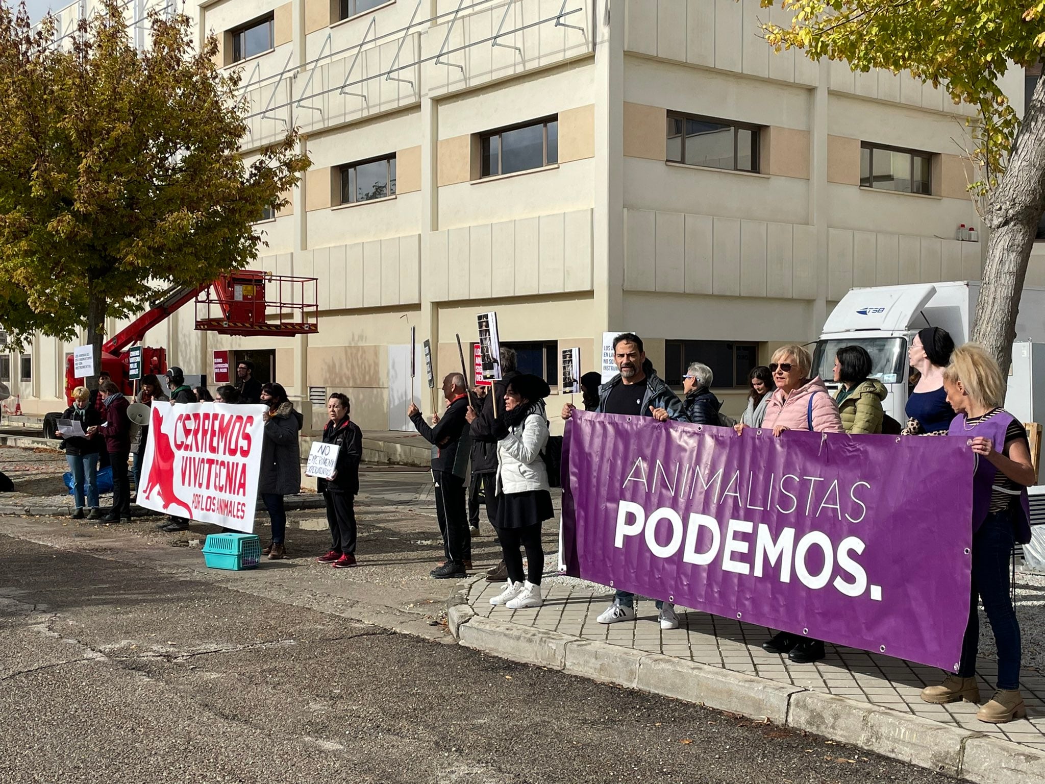 Concentración para pedir el cierre del laboratorio de Vivotecnia en Tres Cantos