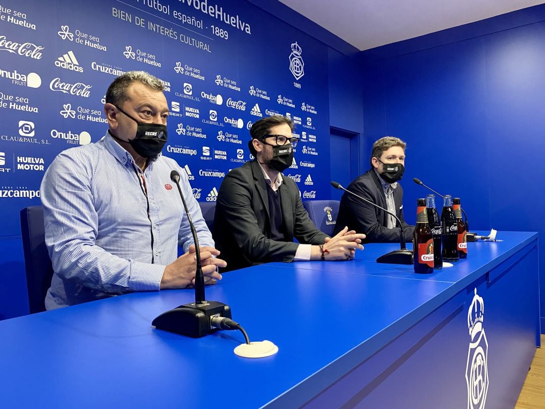 El nuevo técnico albiazul, Carlos Pouso, junto a Carlos Hita y Jesús Pulido.