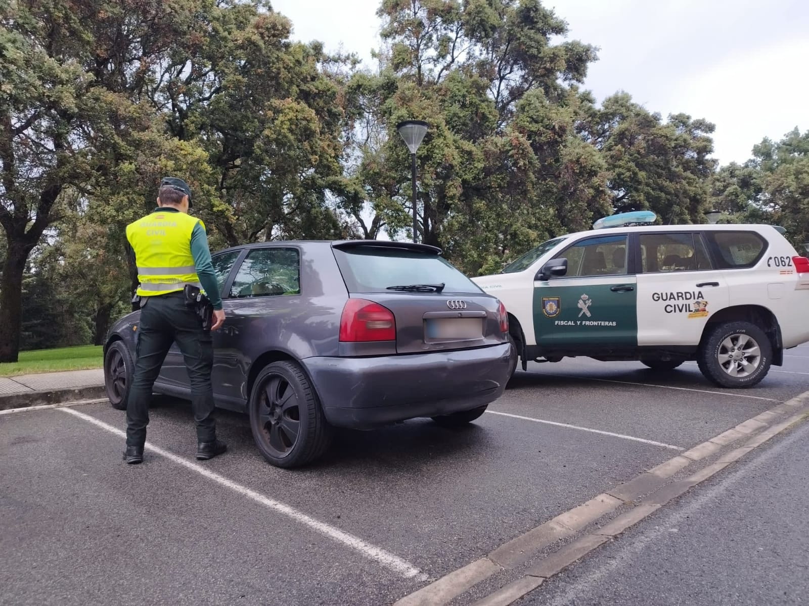 La Guardia Civil investiga a un conductor por circular en un turismo con una pegatina de la ITV falsa