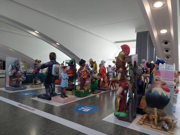 La Exposición del Ninot de las Fallas 2023 abre sus puertas con 750 figuras que rebosan diseño y sátira. Todas ellas quieren salvarse de las llamas gracias al voto popular.