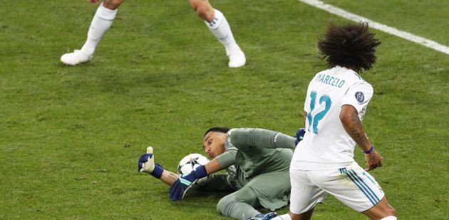 Keylor Navas ataja el disparo de Alexander-Arnold