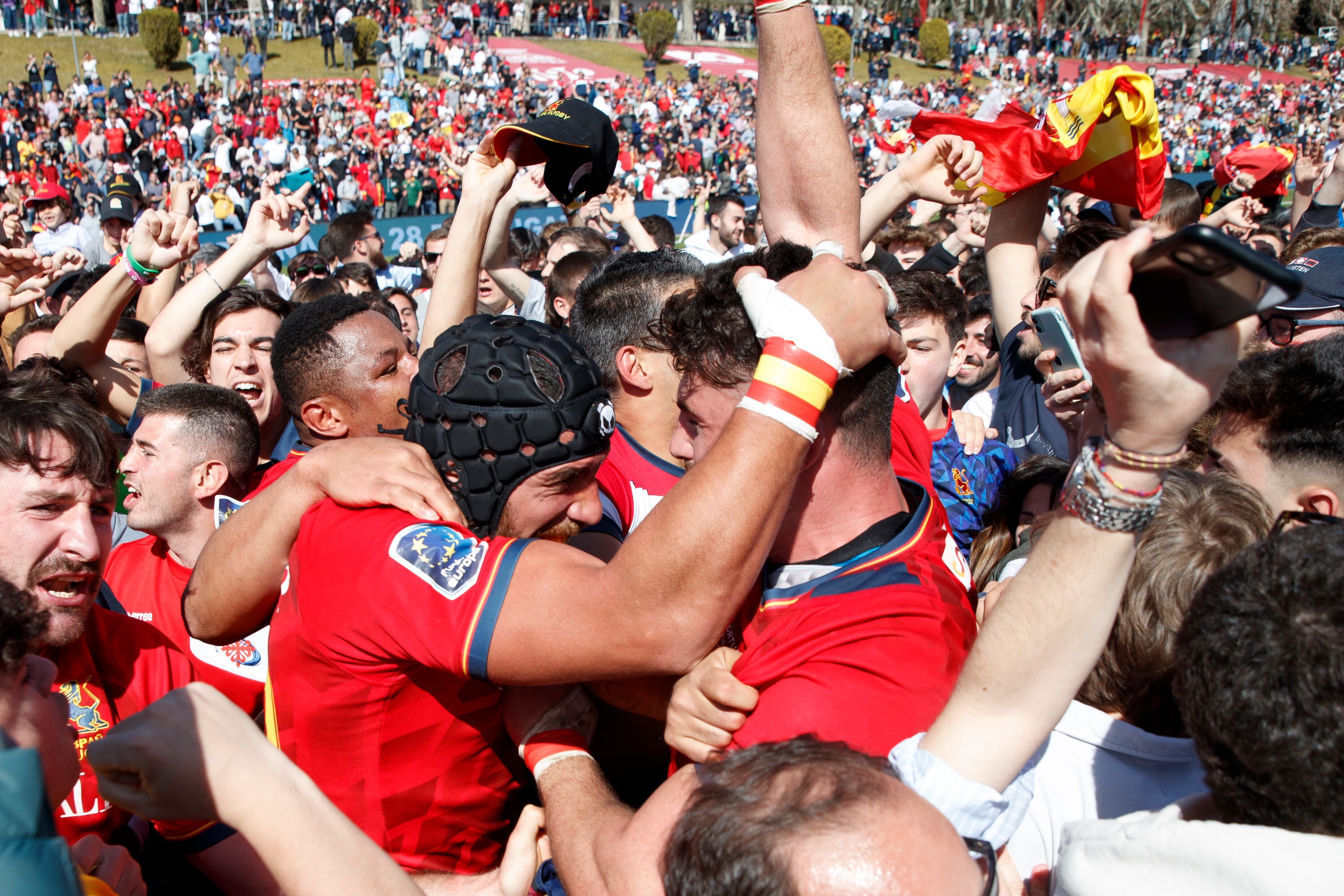 MADRID, 13/03/2022.- Los jugadores de la selección española de rugby celebran su clasificación tras derrotar a Portugal en el partido clasificatorio para el mundial de Francia en la cuarta jornada del Campeonato de Europa disputado este domingo en el estadio central de la Universidad Complutense en Madrid. EFE/Sergio Pérez