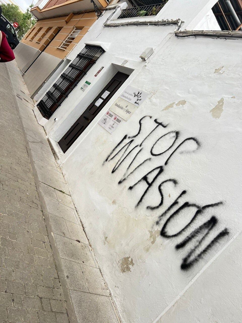 Una fundación que ayuda a personas migrantes en Almendralejo sufre pintadas xenófobas