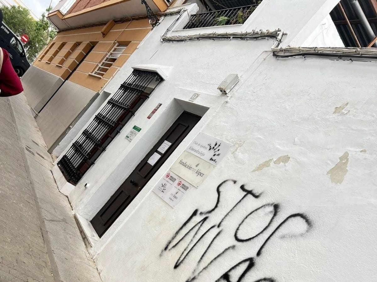 Una fundación que ayuda a personas migrantes en Almendralejo sufre pintadas xenófobas