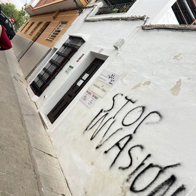 Una fundación que ayuda a personas migrantes en Almendralejo sufre pintadas xenófobas