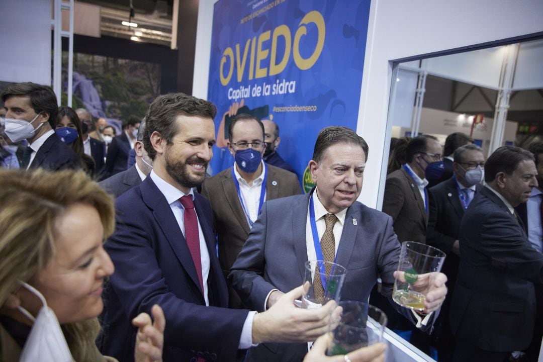 El alcalde Oviedo Alfredo Canteli bebe un culín de sidra acompañado del presidente del PP Pablo Casado en Fitur.