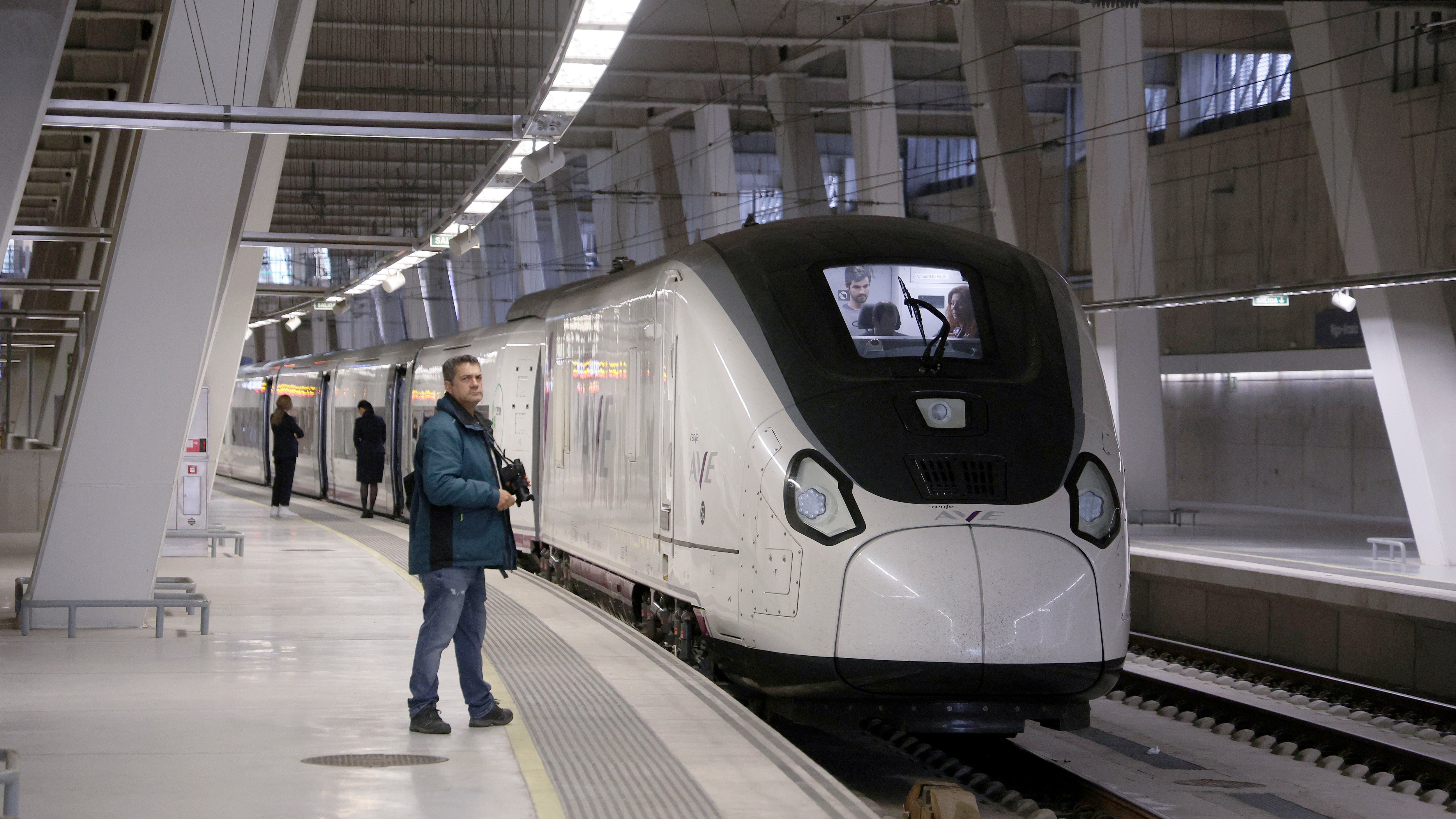 Vigo (Pontevedra), 21/05/2024.- Vista del primer AVE Vigo-Madrid, este martes en Vigo (Pontevedra), en el que Renfe inaugura la alta velocidad que une Madrid con Galicia y Asturias una vez que ha recibido los trenes S106 de Talgo, conocidos como Avril, más de tres años después de la fecha prevista de entrega, con lo que completa la red en las cuatro capitales gallegas y en la asturiana. EFE/ Salvador Sas
