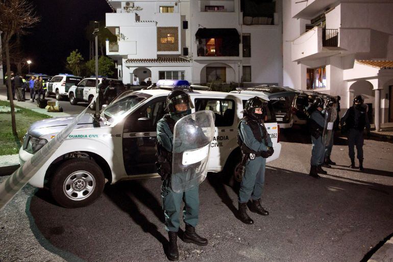  Miembros de la Guardia Civil despliegan un dispositivo en la barriada de La Fuensanta