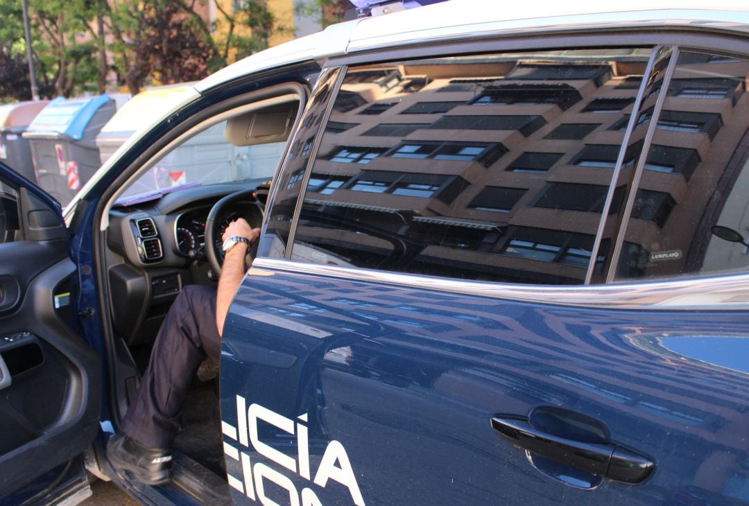 El arrestado ofreció una importante resistencia activa y braceó de forma violenta contra los agentes. 