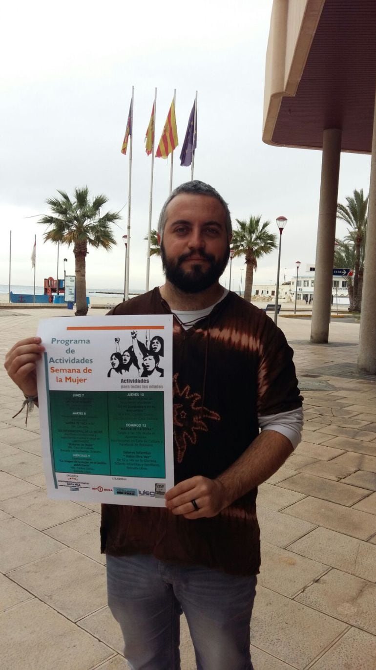  El Concejal de Igualdad, Samuel Ortiz a las puertas del Ayuntamiento 