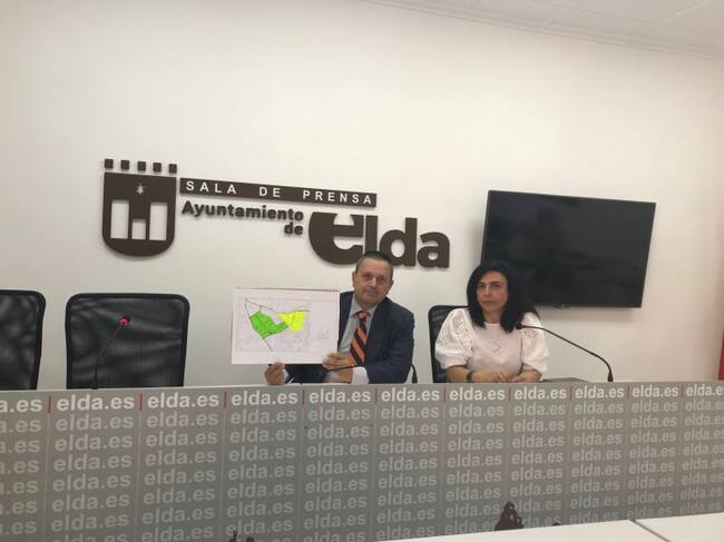 Francisco Sánchez, portavoz de Ciudadanos, junto a Lola Esteve, componente de la agrupación política